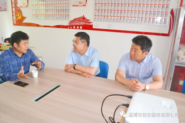 聽取社區(qū)工作人員對(duì)社區(qū)基本情況和群眾反映的意見、需求的介紹.jpg